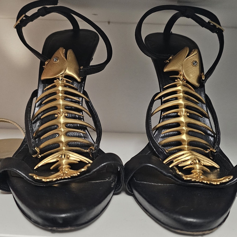 RARE Giuseppi Zanotti Black and Gold Fishbone Sandals - Picture 11 of 16